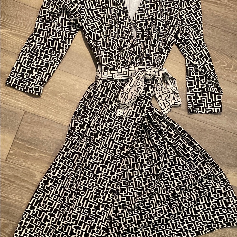 J.McLaughlin Black and Ivory Catalina Faux Wrap Geometric Dress Sz Small - Picture 3 of 5